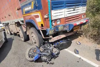 तेज रफ्तार ट्रक ने मारी बाइक को टक्कर, मौके पर 2 मौत