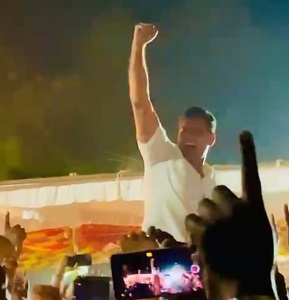 ईडी के अधिकारी देवेंद्र यादव के बंगले से रवाना, विधायक को समर्थकों ने कंधे पर बैठाया