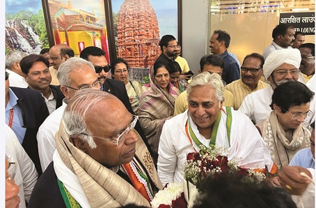 कांग्रेस के राष्ट्रीय अध्यक्ष खडग़े का वोरा ने किया स्वागत 
