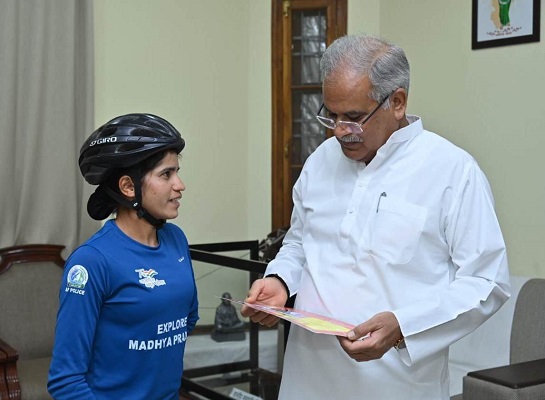 मुख्यमंत्री से सोलो साइकलिस्ट आशा मालवीय ने की मुलाकात