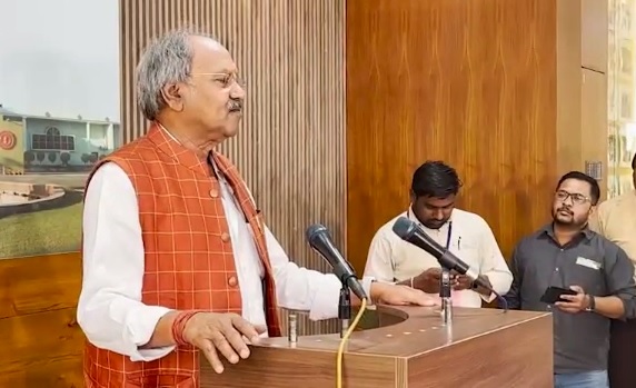  बृजमोहन ने सत्तापक्ष को घेरा, सभापति से की मुख्यमंत्री समेत दूसरे मंत्रियों पर कार्रवाई की मांग...