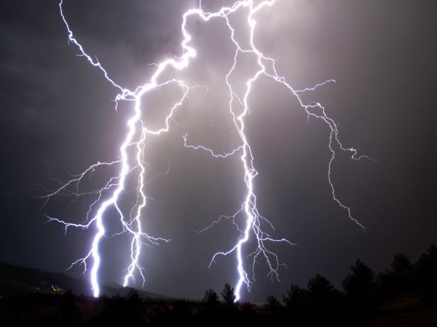 वज्रपात से दो लोगों की मौत...