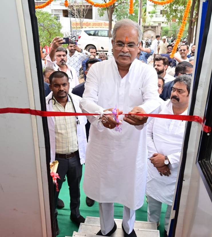  वैशाली नगर में सीएम बघेल ने किया 4 मोबाइल मेडिकल यूनिट का उद्घाटन