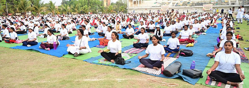  छग योग आयोग के 6वें स्थापना दिवस पर 1500 लोगों ने किया सामूहिक योगाभ्यास