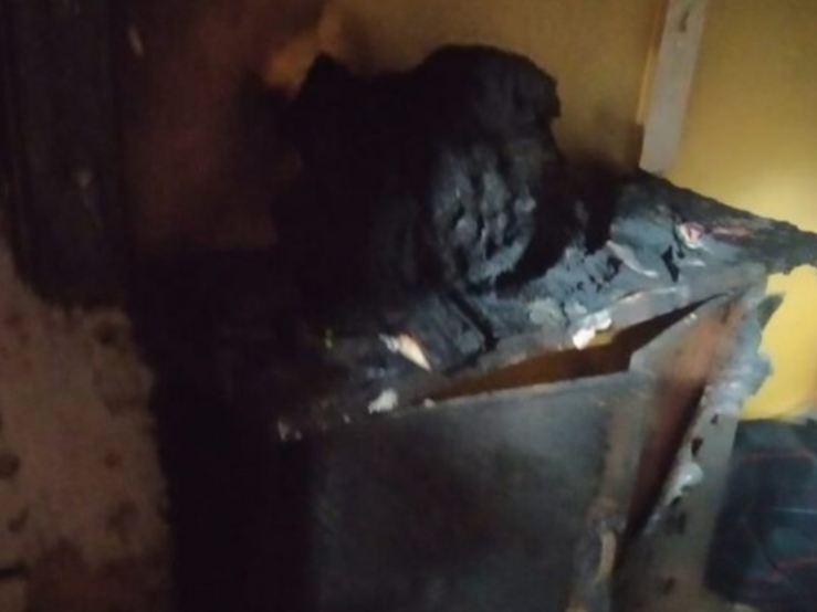 मोबाइल की बैटरी फटने से कमरे में लगी आग, 4 लोग झुलसे.