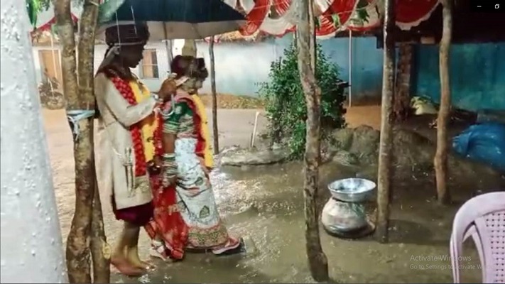 छत्तीसगढ़ में अनोखी शादी: दूल्हा-दुल्हन ने बरसते पानी में लिए फेरे