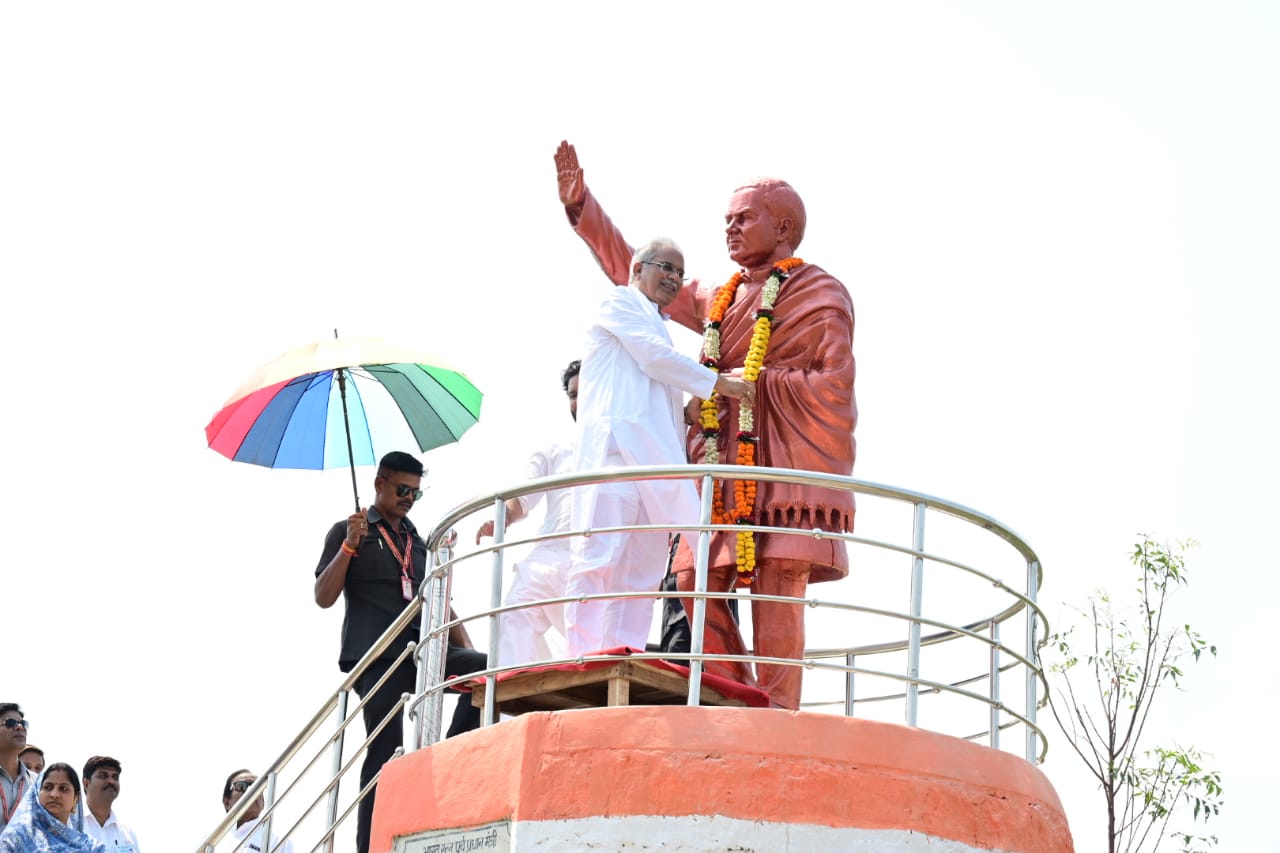  सीएम बघेल ने राजीव गांधी की प्रतिमा पर किया माल्यार्पण