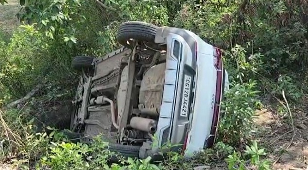 तेज रफ़्तार कार पलटी, 5 लोग बुरी तरह घायल