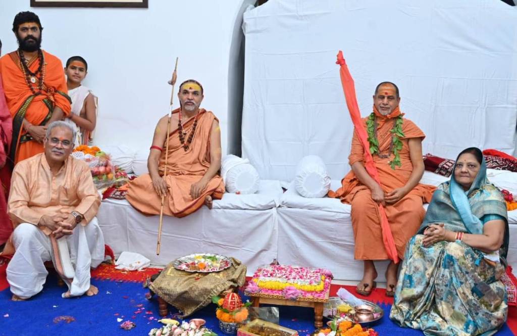  मुख्यमंत्री ने शंकराचार्य की पादुका पूजन कर ग्रहण किया आशीर्वाद