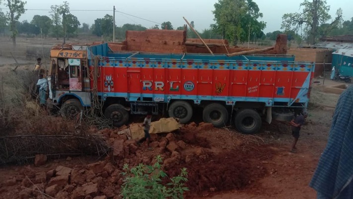 तेज रफ्तार ट्रक मकान में घुसा, मासूम बच्ची की मौत