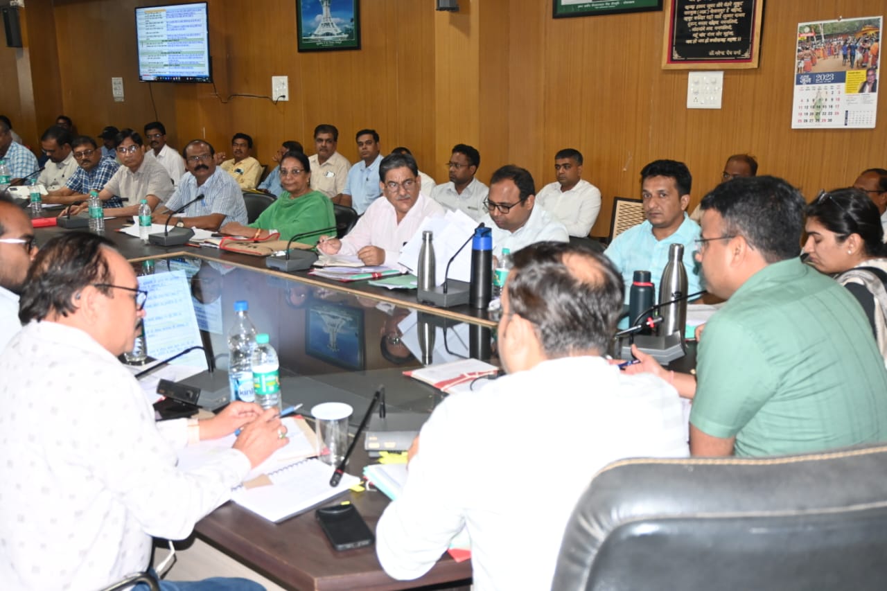  पौधरोपण की तैयारी में लाएं तेजी : कलेक्टर