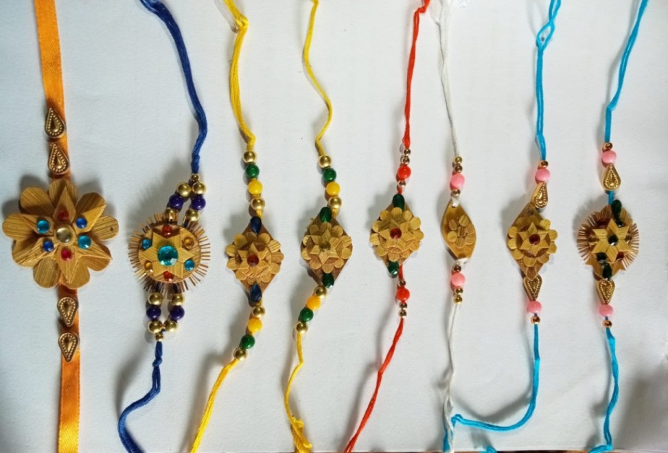 गोबर, बांस व मोती से बनी राखियों से सजेगी भाईयों की कलाईयां