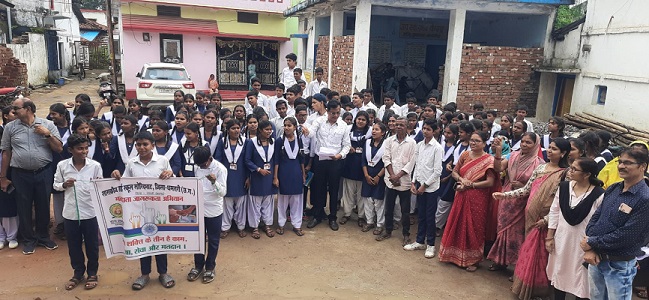 स्कूली बच्चों ने रक्षा सूत्र बांधकर किया मतदान के प्रति जागरूक