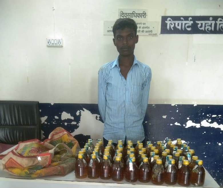 72 पौवा देशी शराब के साथ तस्कर गिरफ्तार, नाबालिग भी था साथ में...