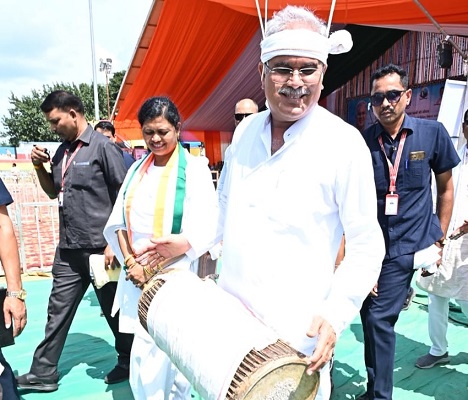 जब मांदर को थाप देकर झूमने लगे सीएम बघेल