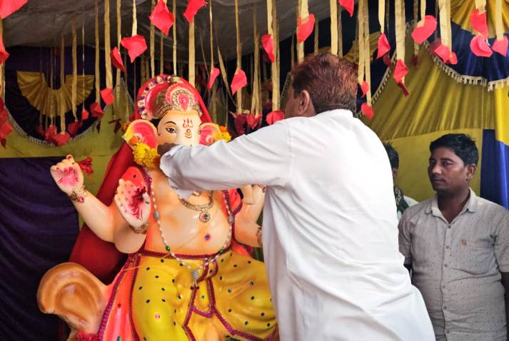 मंत्री अकबर ने भगवान गणेश का दर्शन कर लिया आशीर्वाद