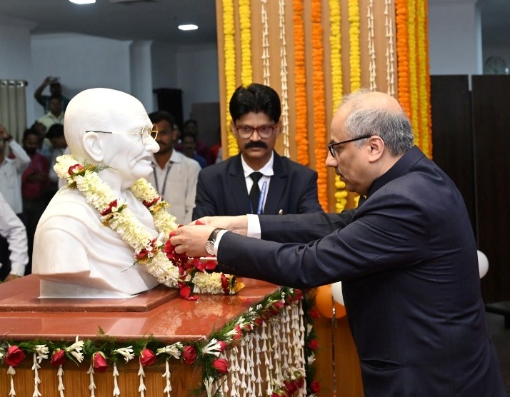 मुख्य न्यायाधीश ने महात्मा गांधी की प्रतिमा का अनावरण कर उन्हें नमन किया