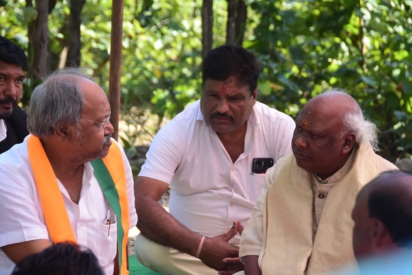 बृजमोहन से चिंतामणि महाराज ने की भेंट, सिंहदेव के खिलाफ मांगा टिकट