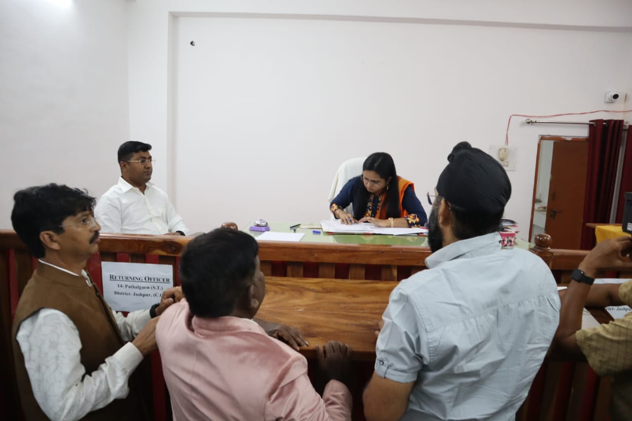  जनरल राजीव रंजन ने कुनकुरी व पत्थलगांव के नामांकन कक्ष का किया निरीक्षण