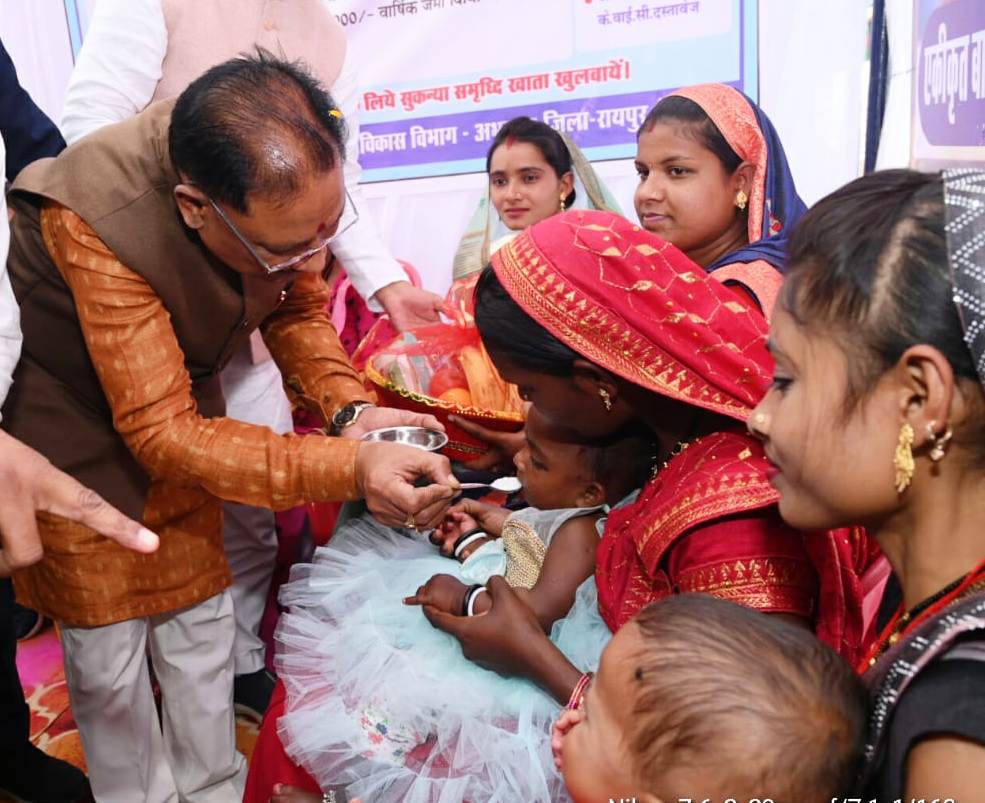  सीएम साय ने बच्चों को कराया अन्नप्राशन, किशोरियों को प्रदान किया स्वच्छता किट