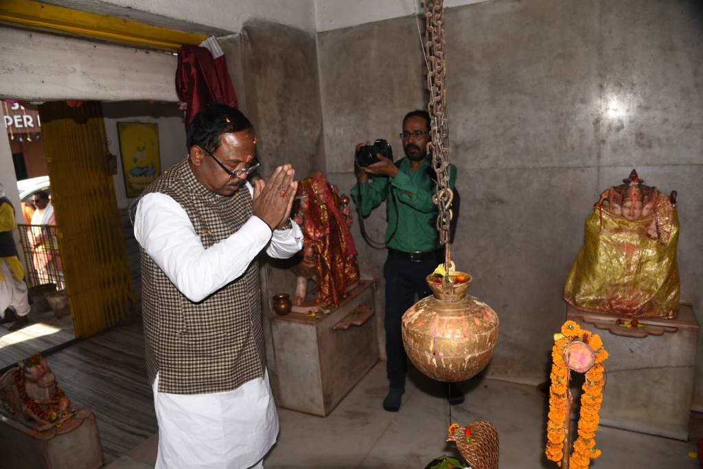 कैबिनेट मंत्री नेताम ने महामाया मन्दिर में पूजा-अर्चना की