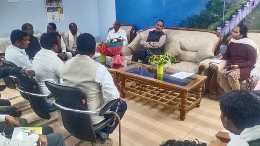  बस्तर कमिश्नर ने समाज प्रमुखों को सौंपी पुरखती कागजात पुस्तक