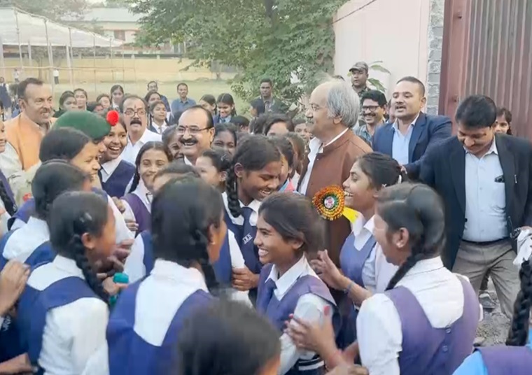  मंत्री बृजमोहन ने स्कूली छात्राओं को दी बड़ी सौगात, देखें वीडियो...