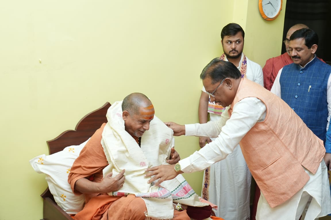  आशीर्वाद लेने बोरियाकला स्थित शंकराचार्य आश्रम पहुंचे मुख्यमंत्री 