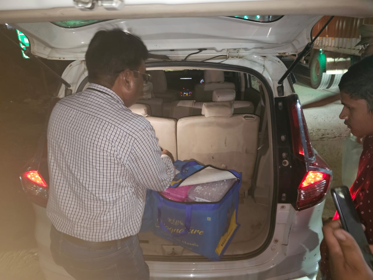  चेकिंग के दौरान कार से बरामद हुई 35 किलो चांदी