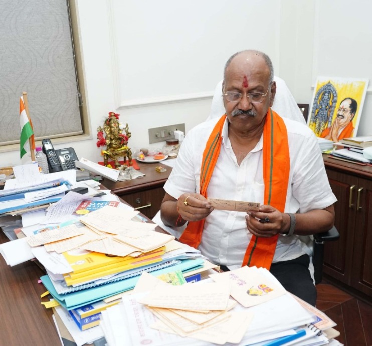 प्राइमरी स्कूल की बालिकाओं के पत्र पढ़कर भावुक हुए बृजमोहन...