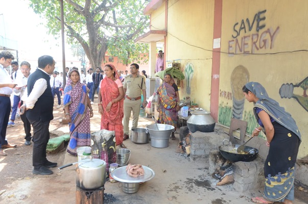  कलेक्टर, एसएसपी ने मध्याह्न भोजन का चखा स्वाद