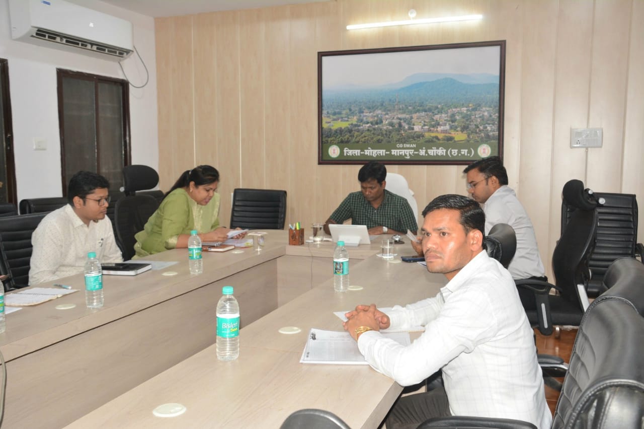 कलेक्टर की उपस्थिति में मतदान दलों का प्रथम रेंडोमाइजेशन