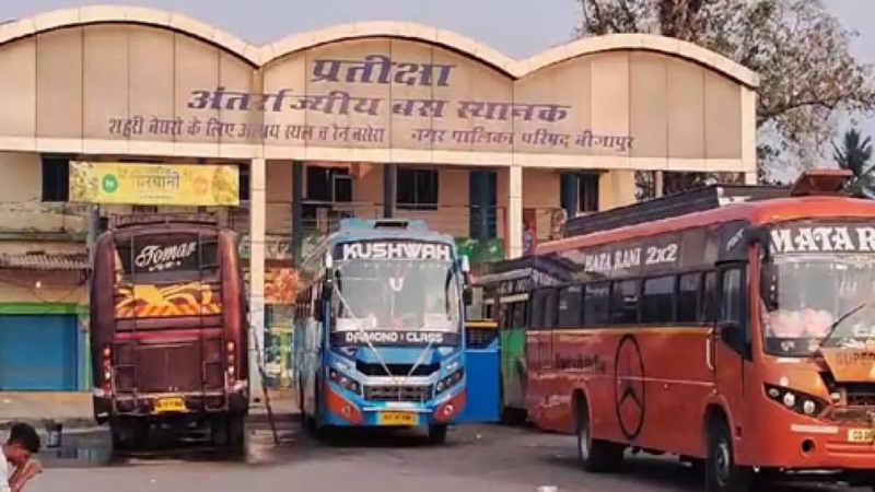 नक्सलियों के खौफ से थामे बसों के पहिये...