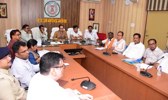 कलेक्टर एवं रिटर्निंग ऑफिसर ने ली राजनीतिक दलों की बैठक