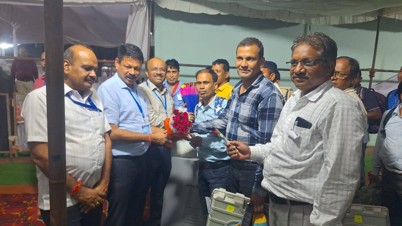 मतदान दलों की सकुशल वापसी पर प्रशासन द्वारा गुलदस्ता देकर किया गया स्वागत