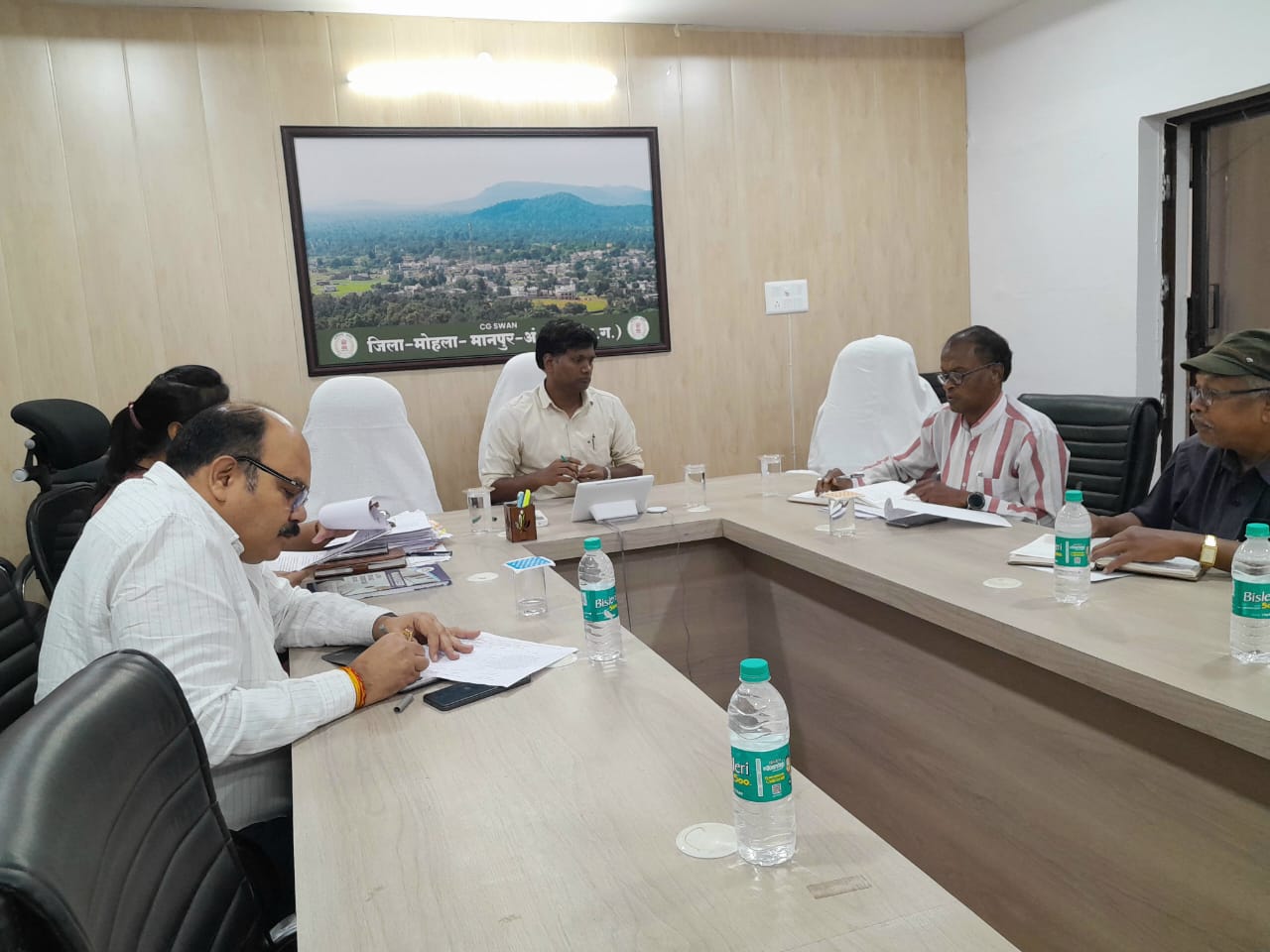 कलेक्टर एस जयवर्धन की अध्यक्षता में जिला स्तरीय पुनर्वास समिति की बैठक