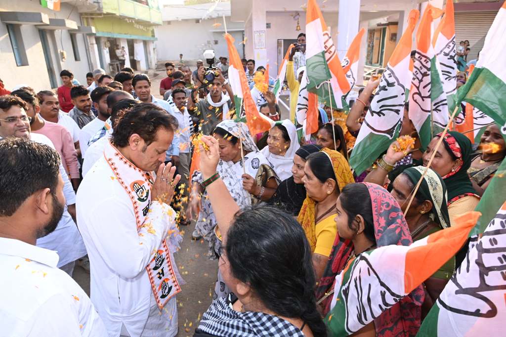 विकास उपाध्याय ने रायपुर ग्रामीण विधानसभा में किया रोड शो, जगह-जगह हुआ स्वागत