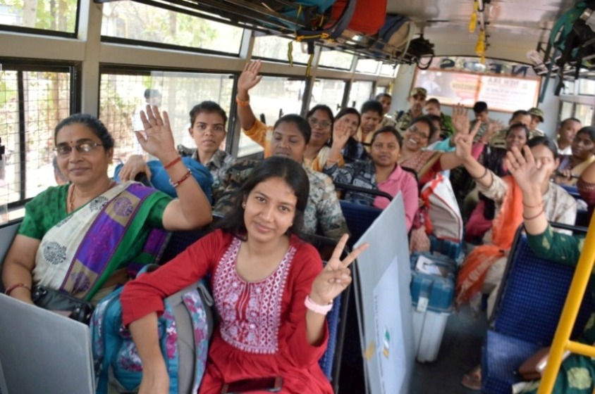  चेहरे पर लेकर मुस्कान, महिलाएं चली कराने मतदान...