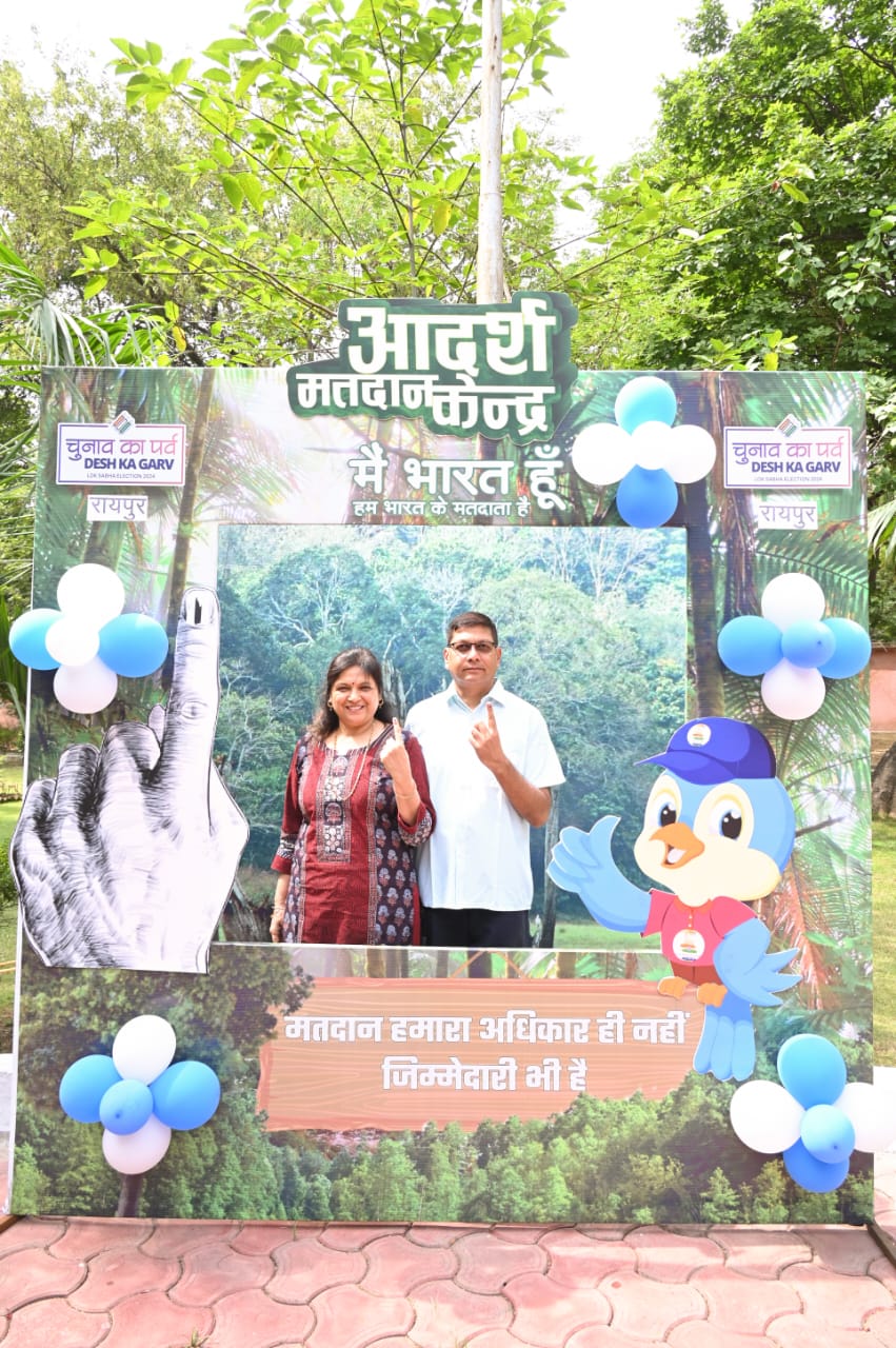 मुख्य सचिव श्री अमिताभ जैन ने अपनी धर्मपत्नी के साथ किया मतदान 