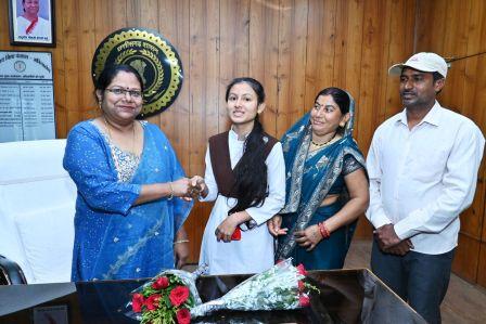  होनिशा ने कक्षा दसवीं की मेरिट सूची में हासिल किया दूसरा स्थान