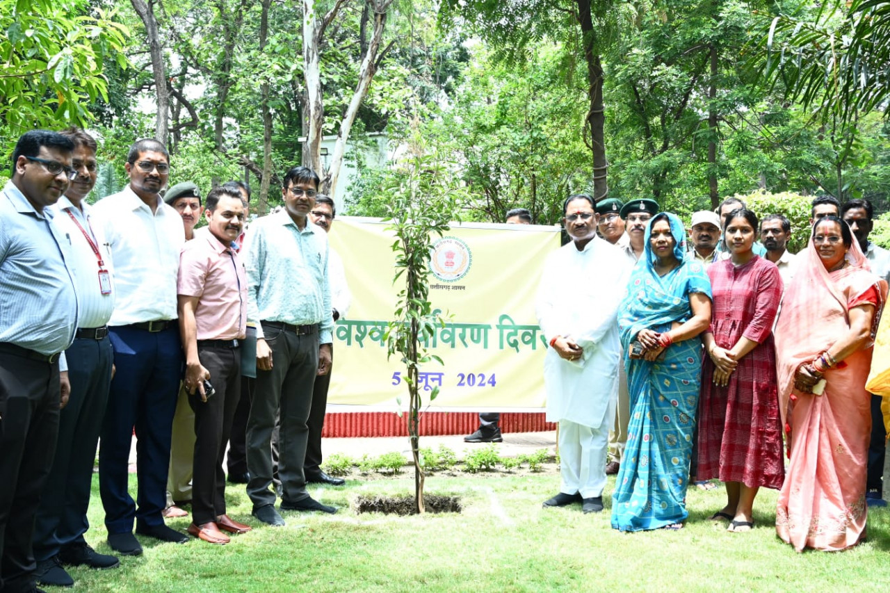 विश्व पर्यावरण दिवस पर मुख्यमंत्री ने सपरिवार अपने निवास परिसर में रोपा पौधा