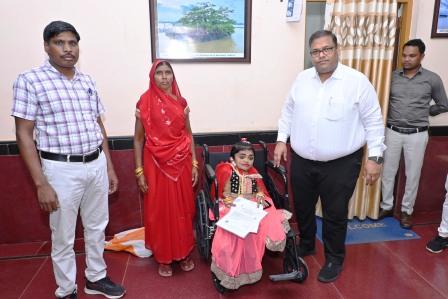 कलेक्टर ने संतोषी को राशन कार्ड, आधार कार्ड, युडीआईडी, बस-पास और व्हीलचेयर किया प्रदाय