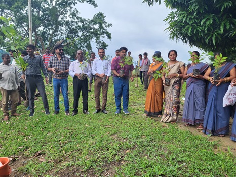भैरमगढ़ के भैरमबाबा मंदिर परिसर में हुआ वृक्षारोपण
