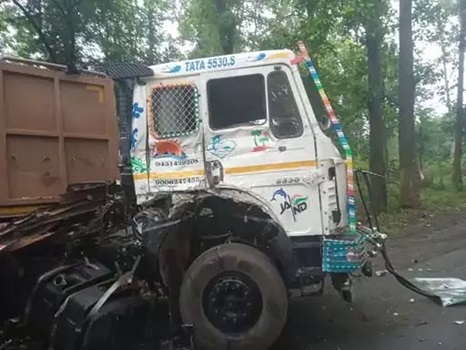 दो ट्रेलर और ट्रक में टक्कर, एक की मौत