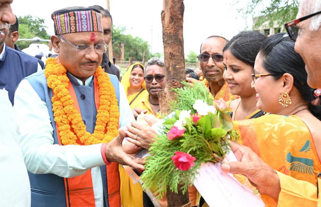 भाटापारा में मुख्यमंत्री साय का आत्मीय स्वागत