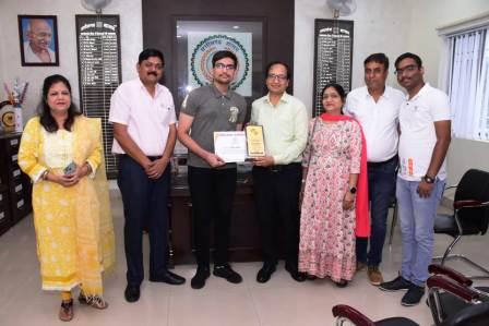 कलेक्टर रिदम केडिया को प्रशस्ति पत्र व प्रतीक चिन्ह प्रदान कर किया सम्मानित