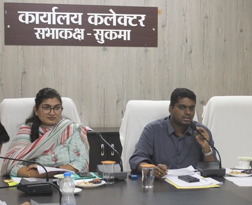 योजनाओं का कारगर क्रियान्वयन कर आम जनता की बेहतरी के लिए करें सार्थक प्रयास :कलेक्टर