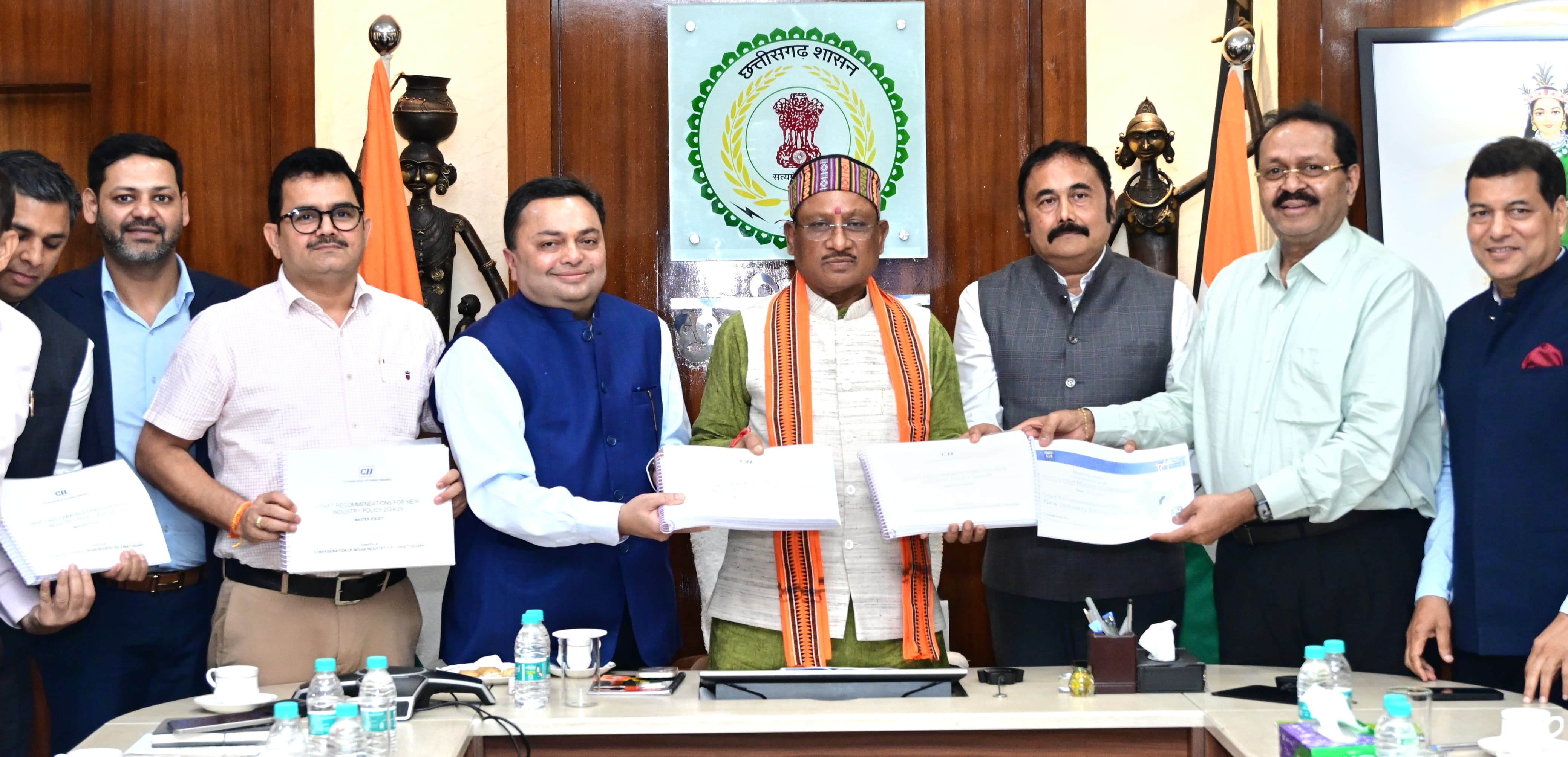 मुख्यमंत्री ने फूड प्रोसेसिंग, स्टील के क्षेत्र में डाउनस्ट्रीम इंडस्ट्री, लघु वनोपज में वैल्यू एडिशन और आईटी सेक्टर पर दिया जोर