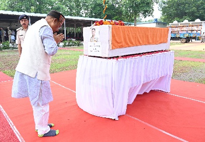 मुख्यमंत्री विष्णु देव साय और उप मुख्यमंत्री विजय शर्मा ने शहीद जवान के पार्थिव शरीर को कांधा देकर शहीद के निवास रायपुर-सड्डू के लिए किया रवाना