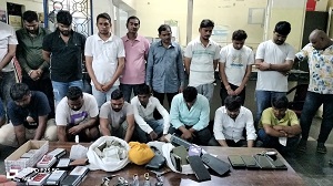 जुआरियों को पुलिस ने पकड़ा, मोबाइल और पैसे जब्त